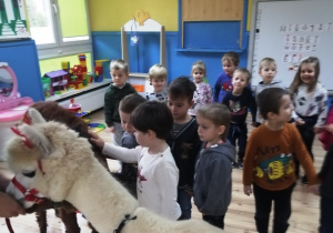 Przedszkolaki na spotkaniu z alpakami